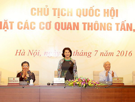 Chủ tịch Quốc hội Nguyễn Thị Kim Ngân trả lời câu hỏi của các phóng viên.